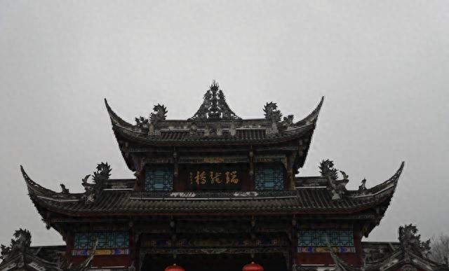 “三星堆下雪了！


”——一条朋友圈九宫格，青铜面具顶着白帽子，像刚从《山海经》里走出来。


南方朋友集体炸锅：原来不用去东北，也能在平原上踩出咯吱声？

别急，德阳这雪金贵得很，一年就撒那么几粒，赶上算中奖，赶不上也能把文化吃撑。

先把攻略码住，雪来直接冲，雪不来也能假装在片场。

先说交通。

成都东站高铁25分钟到广汉北站，出站口右手就是13路，三站直达博物馆，票价2元，比打车省下的钱刚好买两个热乎的“三星堆面具”雪糕。

自驾更野，成绵高速第二绕城下，广汉出口拐三分钟，停车场大得能放风筝，雪天早十点前到，晚了就得跟青铜神抢车位。

第一天留给“神”。

八点开门，直接冲综合馆，人少，玻璃上的雾气还没被手指画满。

戴冠纵目面具在二楼尽头，雪天光惨白，拍的时候把曝光拉到0.7，面具的瞳孔会吸光，像活过来。

记得带一块薄围巾——不是保暖，是给镜头防雾，拧在UV镜前，比暖宝宝管用。

中午别在馆里吃38元的“古蜀套餐”，出门左拐巷子里的“老广汉张记”点碗肥肠粉加两个结子，12元，辣到鼻尖冒汗，刚好把冻僵的舌头救活。

下午溜达到德阳文庙，十分钟车程，红墙金瓦配薄雪，像给孔子戴上奶油帽。

大成殿台阶滑，走两边枯草处，咔一张“檐雪滴冰”，朋友圈秒变宋画。

夜宿文庙后街新开的“蜀里安逸”民宿，地暖+投影，老板是前博物馆讲解员，夜里泡壶茶，听他讲“1986年挖二号坑时咋连夜抢运青铜神树”，比纪录片带劲。

第二天去“人间”。

绵竹年画村离市区40分钟，雪落在年画屋顶的粉色胖娃娃脸上，违和得可爱。

村口“三彩画坊”提供体验，30元能把“财神”涂成莫兰迪色，老板不骂，还帮你盖章“2026初雪纪念”。

午饭在隔壁“年画火锅”吃牛油锅盔，把白面锅盔按进辣汤三秒，外软内脆，辣到跳脚又舍不得停。

下午拐去罗江白马关，秦蜀古道起点，雪天没人，石板上冰碴子亮晶晶，像撒了一把碎银子。

关楼背面有块“倒弯柏”，树干呈90度，靠上去拍逆光，能把人影和雪雾一起框成水墨。

四点返程，高铁回成都刚好赶上晚饭，不耽误第二天搬砖。

装备清单极简：羽绒服+羽绒裤，雪地棉鞋最好选高帮，广汉的湿冷专往脚踝钻。

暖宝宝贴腰不贴背，血一热，手指才灵活按快门。

折叠三脚架带一个，雪夜拍文庙灯笼，2秒长曝光能把雪线拉成流星。

垃圾袋随身，雪地里扔一张纸巾都刺眼，别让青铜神看见现代人这么野。

没赶上雪也别哭。2026年1月国博的“双星耀世”展把戴冠纵目面具和太阳神鸟一起请进京，看完德阳原件再去看借展，像追爱豆巡演。

广汉市区新开的“古蜀剧场”每晚八点有沉浸式秀，演员从观众头顶滑索而降，灯光扫过，面具在穹顶复活，一样起鸡皮疙瘩。

想泡汤，绵竹麓棠温泉新引了冰川水，42℃池子外飘点小雪，头发结冰，身体冒烟，爽到骂人。

最后一句：德阳的雪像青铜神树，传说多，真身难遇。

提前三天刷天气预报，广汉市气象台微博比墨迹准。

真下雪，别睡懒觉，平原的雪化得比网红热度还快。

冲就完事，回来记得把冻得通红的手心照片发我，帮你P个神树同款金箔，做一辈子的南方雪证。