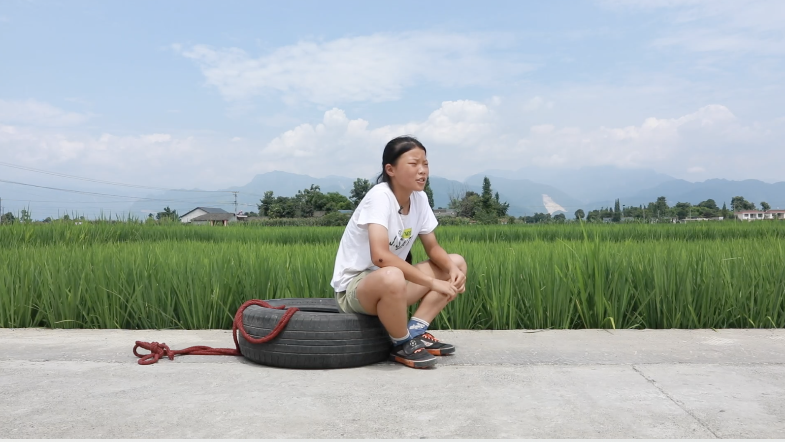 都说女子不如男，在四川却有一支超越男孩的女娃娃足球队！这个四川12岁女孩在田埂上拖轮胎训练，只为见父亲一面！

很多人不明白，连一袋米都不如，农村女孩踢足球有什么用？刚开始，远在大城市打拼的父母，也大都不赞成女娃娃踢足球。一是担心山里的教育资源本就紧缺，踢球分散精力，影响学业；二是练球很苦，心疼女孩受伤，晒得黢黑。

但女孩们却不这样认为。12岁的守门员李刘梅说：“特别想爸爸的时候就练足球，这样能转移注意力，球练得好可以出去比赛，有更多机会走出去，离爸爸更近些，要是能去上海比赛，就能见到爸爸了！”

但是理想很丰满，现实很骨感。迎新小学校舍墙皮脱落，孩子们每天练球，足球受损严重却没钱更换。为此，李刘梅每天拖着一个破轮胎在田埂上训练。其他队友也常常身上的伤疤经常没好又裂开了。不服输的劲头也让她们逐渐超越了同校的男孩子：女足队如今成立四年，成员由几个人发展到30余人，还获得区第一名等荣誉。

“很多人认为女孩子踢球不如男孩子，其实不是，以前跟男生踢都是8比0，10比0，现在分差越来越小，甚至都能打平。 ”球队教练说。的确，天助自助者！不久前，蚂蚁集团欧洲杯项目组听说她们的故事后，决定帮助粉刷教学楼，并资助300个足球。

无论在什么地方，还是在哪个时代，女生永远都是能顶半边天的存在。12岁的女孩子练球唯一的理由是想见爸爸，难道不正应了那句话：女儿都是父母的小棉袄！#相信的力量#