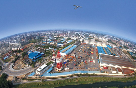 德阳高新技术产业开发区
该条目为2015年批复成立的开发区，查看其他 1 个同名条目
条目
历史版本
image
德阳高新技术产业开发区的照片
基本信息
中文名
德阳高新技术产业开发区

外文名
Deyang Hi-Tech Industrial Development Zone

简称
德阳高新区

地理信息
面积
98平方公里

行政区划
下辖地区
广汉园区、罗江园区

其他信息
机场
双流国际机场

成立时间
1991年成立四川广汉经济开发区

批复时间
2015年国务院批准为国家级高新区

所属地区
四川省德阳市

开发区级别
国家级

德阳国家高新技术产业开发区成立于2015年9月，其前身是1991年成立的四川广汉经济开发区。历经20余年发展和变迁，2015年经国务院批复升级为国家高新技术产业开发区。
德阳高新区主体位于广汉市，地处成德绵高新技术产业带腹心，距离双流国际机场50公里。
2018年11月，德阳高新区罗江园区揭牌。2022年8月，德阳高新技术产业开发区（北区）揭牌仪式在广汉工业集中发展区举行。至此，德阳高新区总面积达98平方公里。