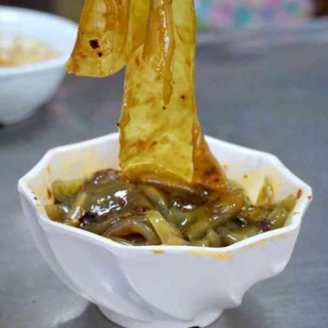 肖记片粉以传统手工红薯粉为主打