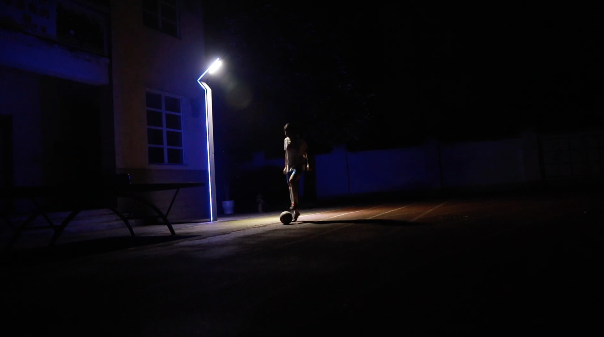 都说女子不如男，在四川却有一支超越男孩的女娃娃足球队！这个四川12岁女孩在田埂上拖轮胎训练，只为见父亲一面！

很多人不明白，连一袋米都不如，农村女孩踢足球有什么用？刚开始，远在大城市打拼的父母，也大都不赞成女娃娃踢足球。一是担心山里的教育资源本就紧缺，踢球分散精力，影响学业；二是练球很苦，心疼女孩受伤，晒得黢黑。

但女孩们却不这样认为。12岁的守门员李刘梅说：“特别想爸爸的时候就练足球，这样能转移注意力，球练得好可以出去比赛，有更多机会走出去，离爸爸更近些，要是能去上海比赛，就能见到爸爸了！”

但是理想很丰满，现实很骨感。迎新小学校舍墙皮脱落，孩子们每天练球，足球受损严重却没钱更换。为此，李刘梅每天拖着一个破轮胎在田埂上训练。其他队友也常常身上的伤疤经常没好又裂开了。不服输的劲头也让她们逐渐超越了同校的男孩子：女足队如今成立四年，成员由几个人发展到30余人，还获得区第一名等荣誉。

“很多人认为女孩子踢球不如男孩子，其实不是，以前跟男生踢都是8比0，10比0，现在分差越来越小，甚至都能打平。 ”球队教练说。的确，天助自助者！不久前，蚂蚁集团欧洲杯项目组听说她们的故事后，决定帮助粉刷教学楼，并资助300个足球。

无论在什么地方，还是在哪个时代，女生永远都是能顶半边天的存在。12岁的女孩子练球唯一的理由是想见爸爸，难道不正应了那句话：女儿都是父母的小棉袄！#相信的力量#