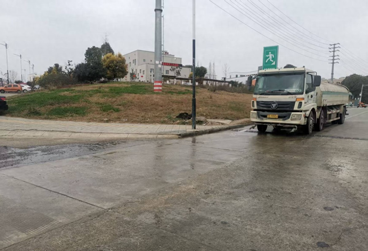 守护学子安全路，“拦路虎”清除了！——罗江区综合执法局高效响应处置路面污染