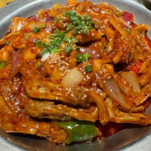 勇记干锅居以招牌「糯香鸭掌干锅」闻名