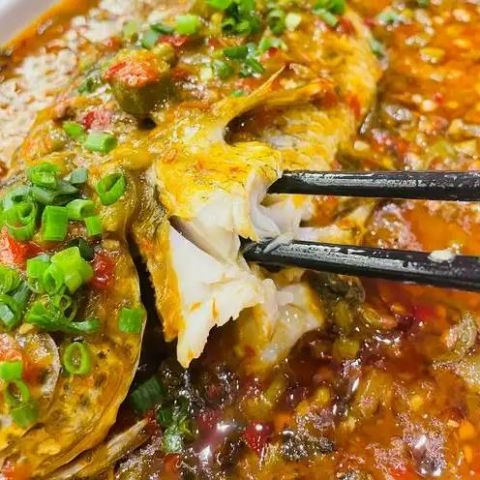 西湖路70号创意菜馆以「川香双椒跳水鱼」为主打