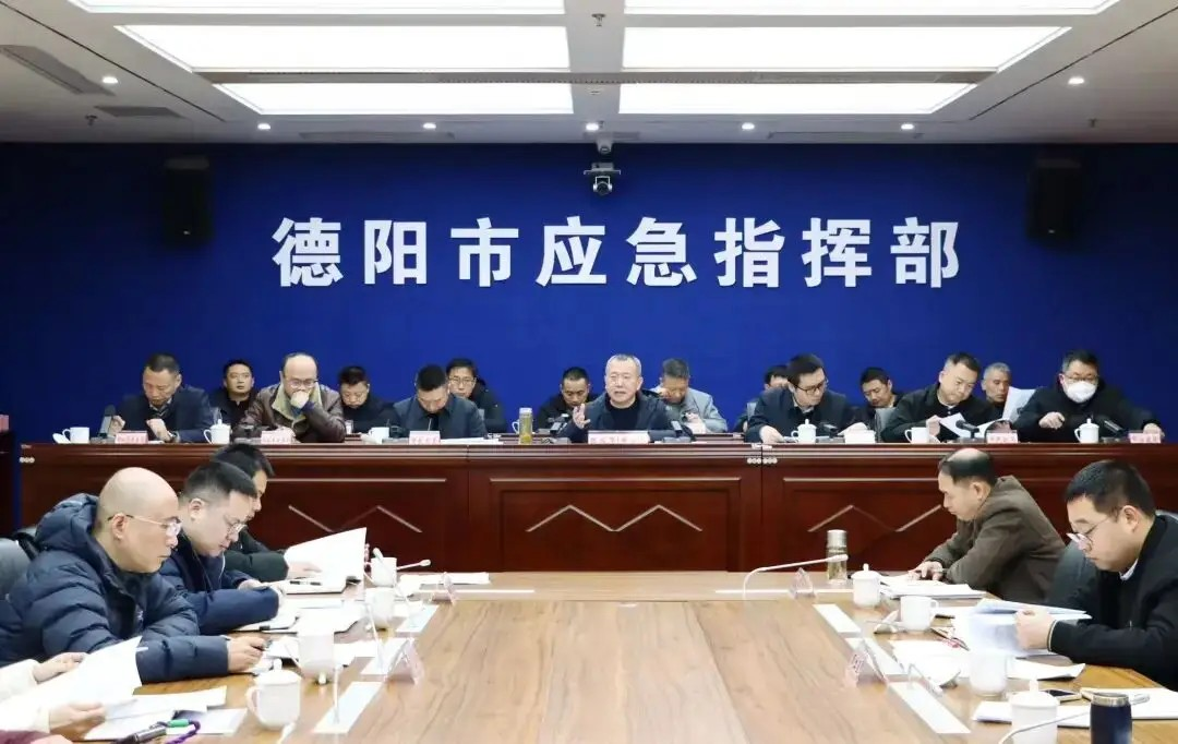 1月21日，德阳市召开有限空间作业安全管理试点工作推进会议，传达学习贯彻省市领导关于安全生产特别是有限空间作业安全管理的重要指示精神，并听取部分区（市、县）和市级部门试点工作进展情况汇报，分析当前形势，安排部署下一阶段重点任务。市安委会相关成员单位、各区（市、县）应急管理部门主要负责人参加会议。

图片

会议指出，有限空间作业安全管理试点工作是省委、省政府交办的一项重要政治任务，也是德阳市破解安全监管难题、提升本质安全水平的关键抓手。当前试点工作已进入全面攻坚期，时间紧、任务重、要求高，全市上下必须进一步增强责任感、紧迫感，以“等不得、慢不得”的态度全力冲刺，形成一套“可复制、可推广、可持续”的安全监管体系。

会议强调，要聚焦宣传培训、全域摸排、硬件配备、科技支撑等关键环节，健全“人防、技防、物防、管理防、工程防”综合体系，推动风险管控到底到边。要坚决纠治形式主义，把工作做到企业门口、群众身边，确保有限空间作业各类风险“找出来、管起来、落到位”。要加强调度推动，对试点任务实行清单管理、数据量化、动态对账，全力推动有限空间作业安全管理试点工作如期高质量交卷。

会议同时就当前安全生产治本攻坚三年行动评估、人员密集场所动火作业整治、“冬春行动”等重点工作进行了再部署、再强调，要求各地各部门统筹兼顾、一体推进，坚决守住岁末年初安全底线。